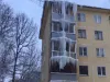 Балконы дома на улице Островского в ледяном плену.