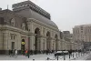 Не ставят мостики между поездом и платформой .